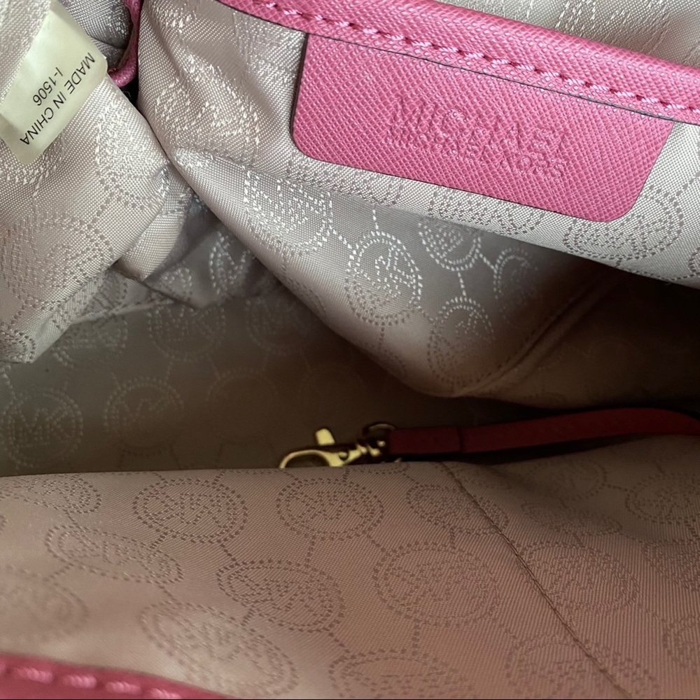 SOLD Michael Kors small Sutton saffiano bag - Picture 9 of 11